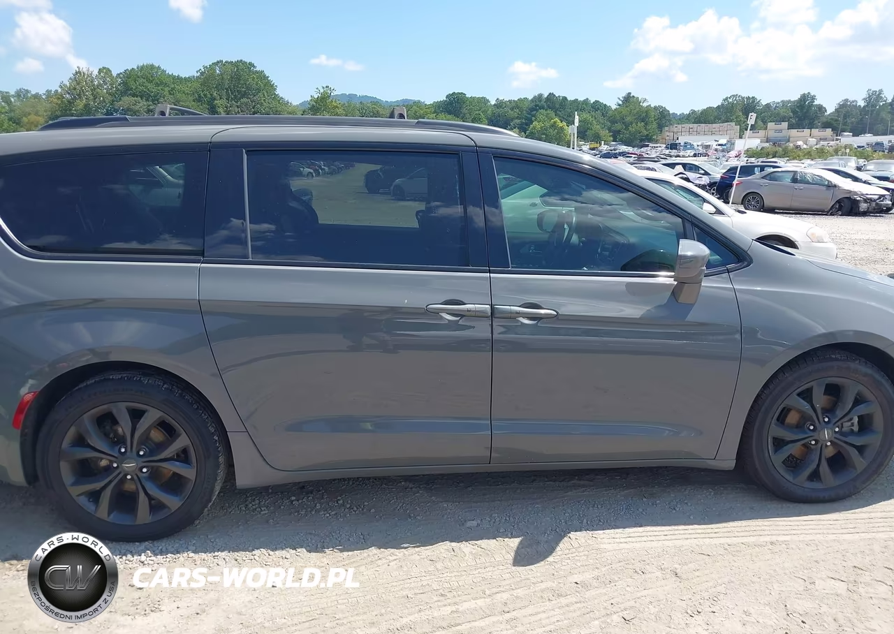 2020 Chrysler Pacifica Touring L Plus VIN:2C4RC1EG6LR204242 - 13