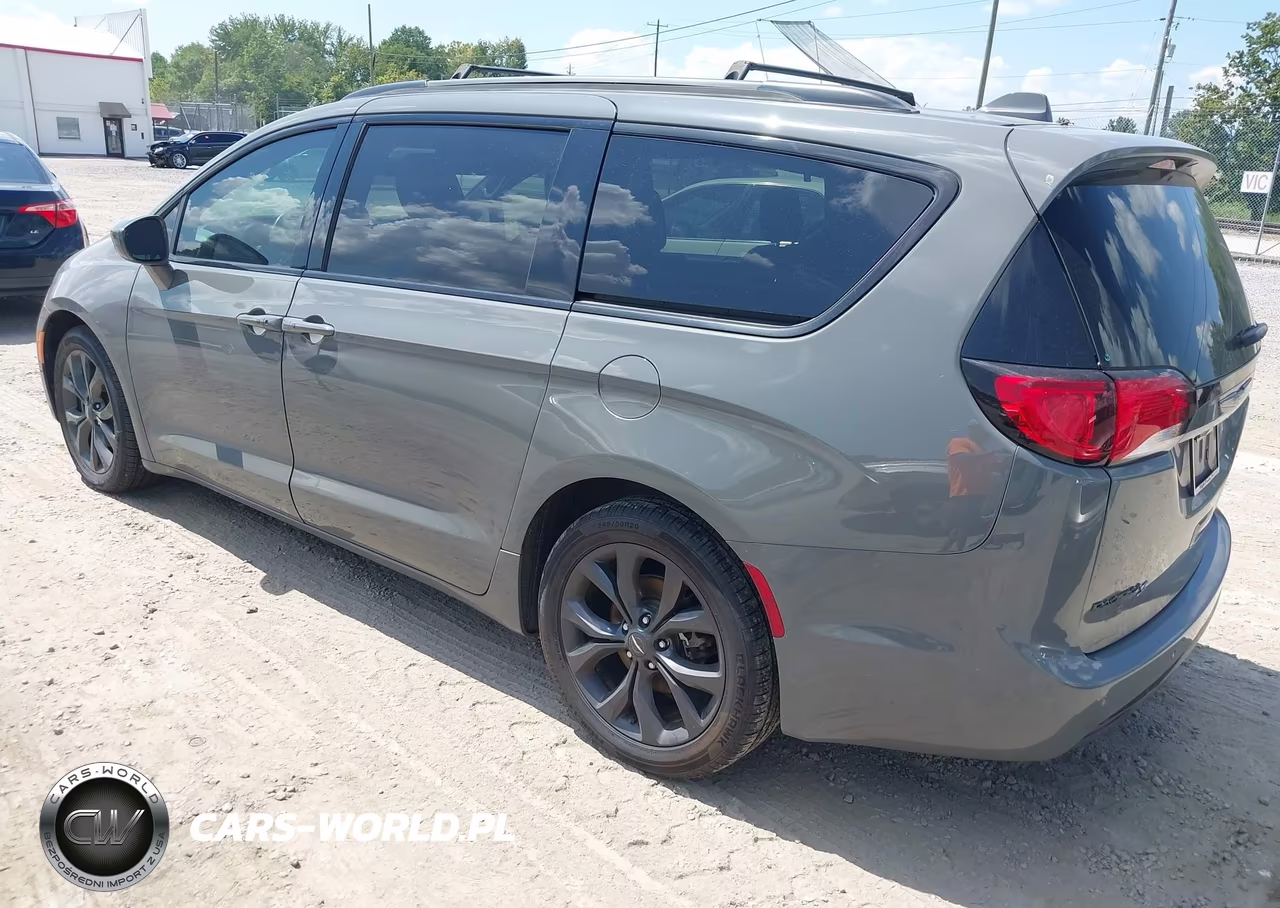 2020 Chrysler Pacifica Touring L Plus VIN:2C4RC1EG6LR204242 - 3