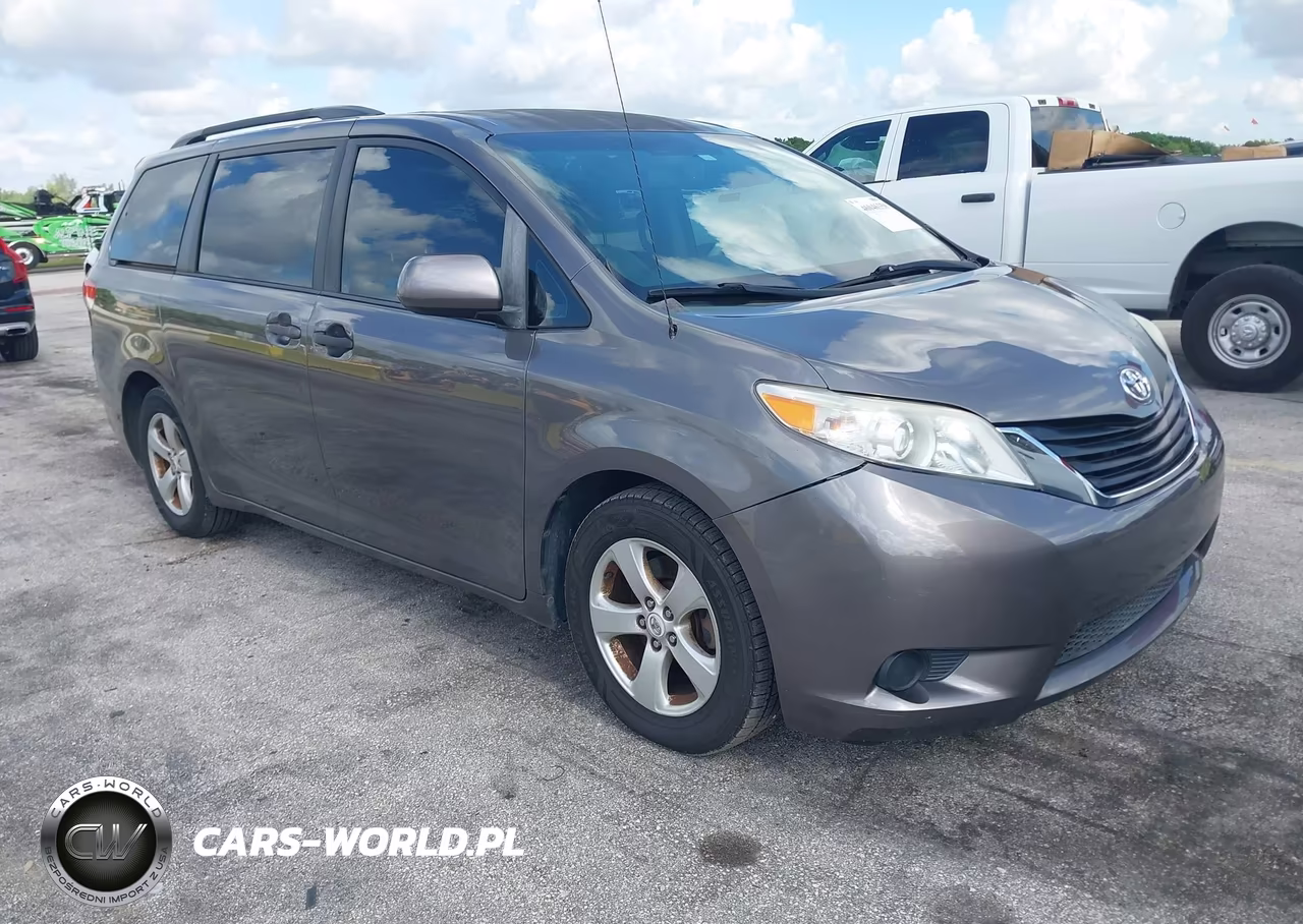2012 Toyota Sienna Le V6 8 Passenger