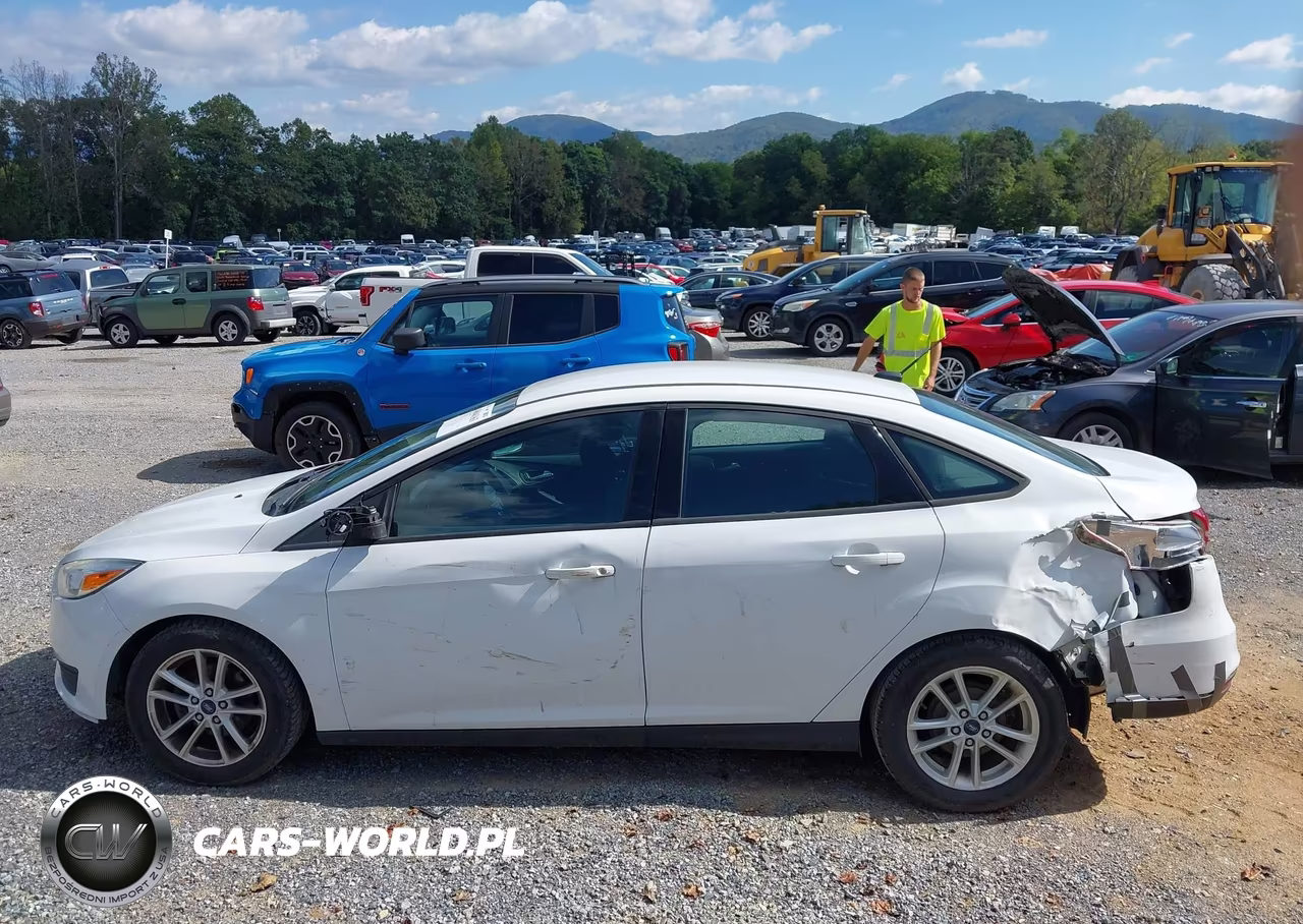 2018 Ford Focus Se VIN:1FADP3F21JL231762 - 15