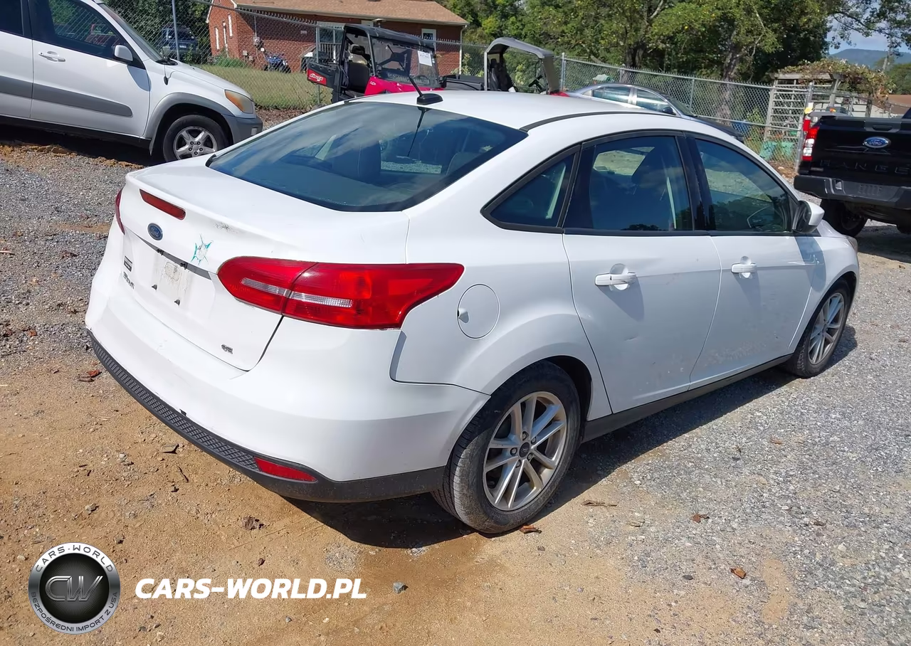 2018 Ford Focus Se VIN:1FADP3F21JL231762 - 4