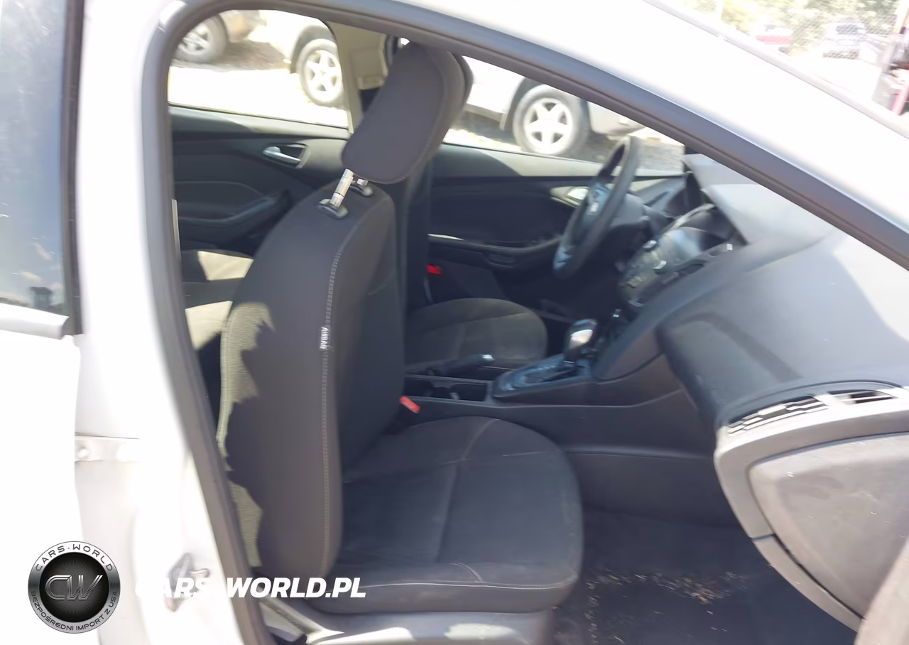2018 Ford Focus Se VIN:1FADP3F21JL231762 - 5