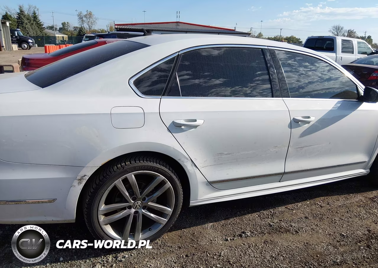 2016 Volkswagen Passat 1.8T R-Line VIN:1VWAT7A3XGC039343 - 6