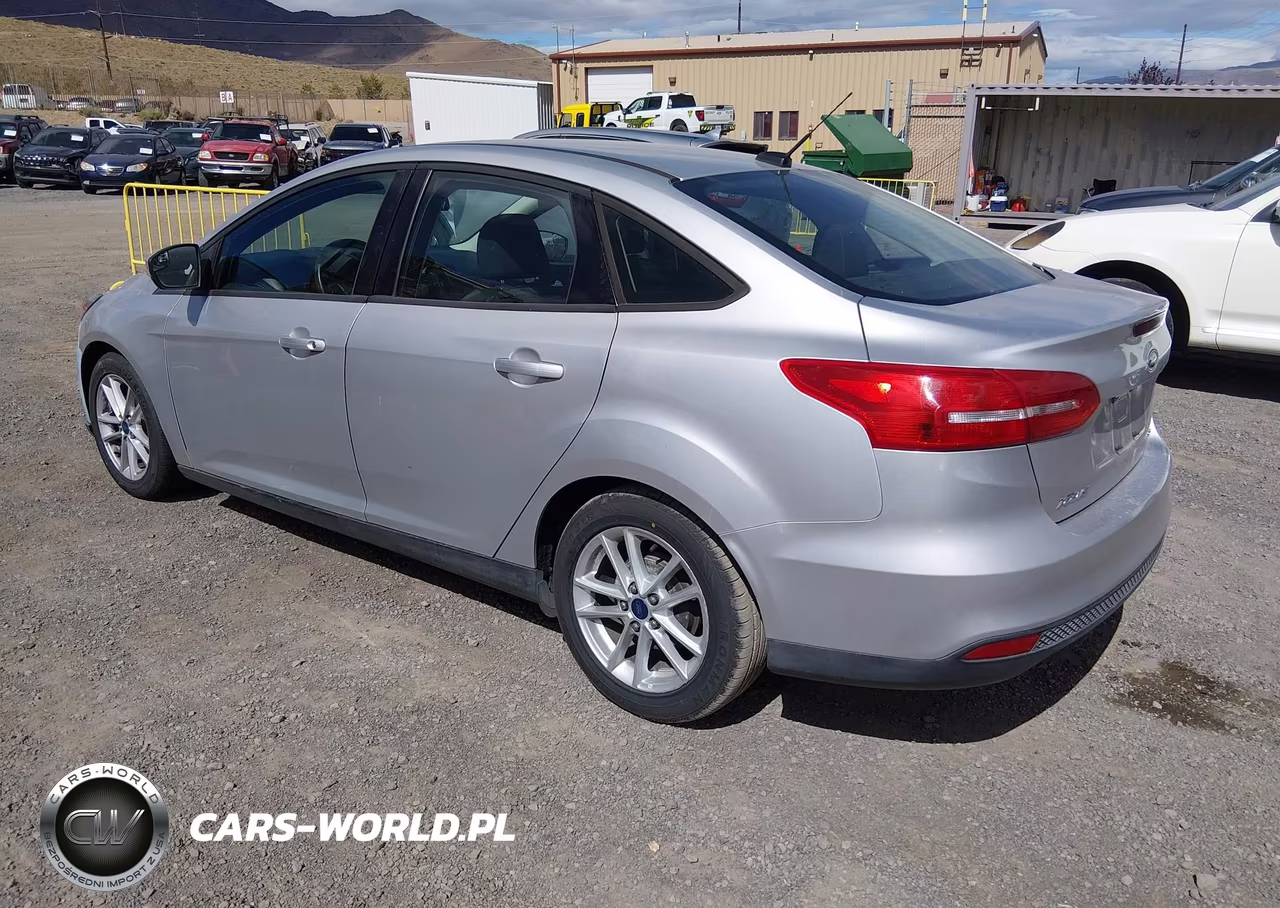 2015 Ford Focus Se VIN:1FADP3F28FL244743 - 3