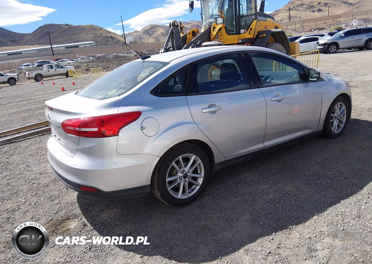 2015 Ford Focus Se VIN:1FADP3F28FL244743 - 4