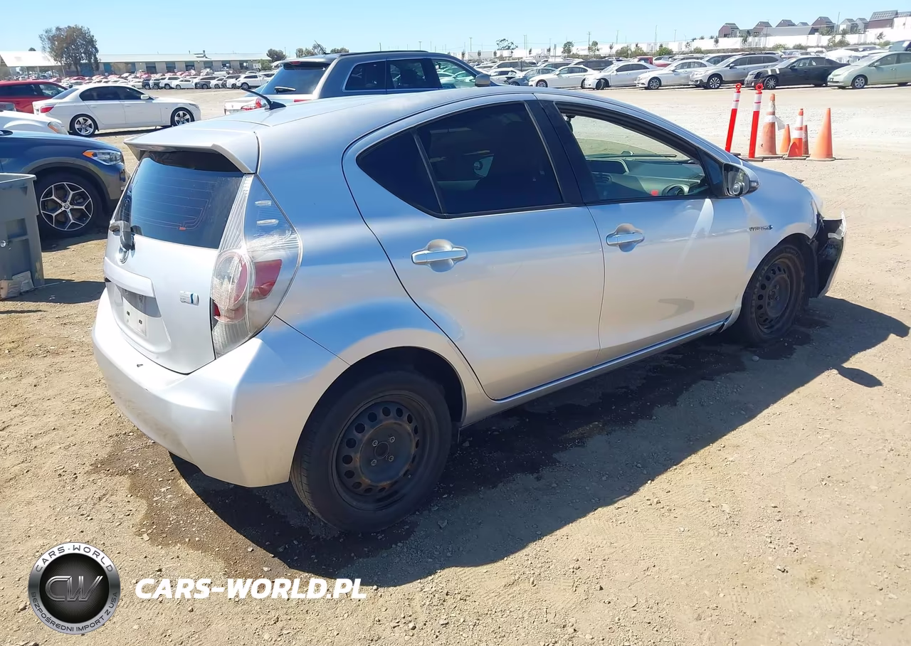 2014 Toyota Prius C One VIN:JTDKDTB32E1561775 - 4
