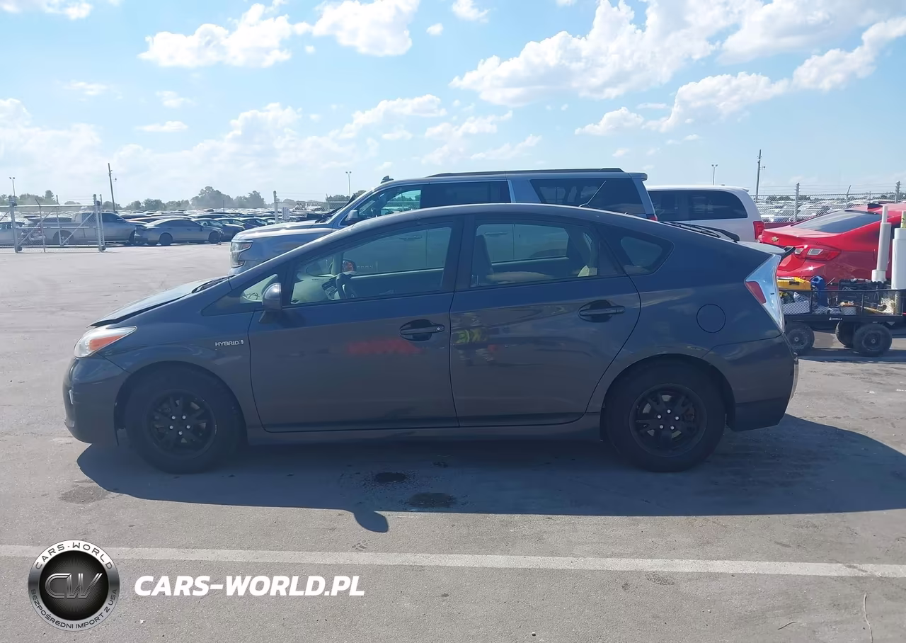 2015 Toyota Prius Two VIN:JTDKN3DU3F1869090 - 13