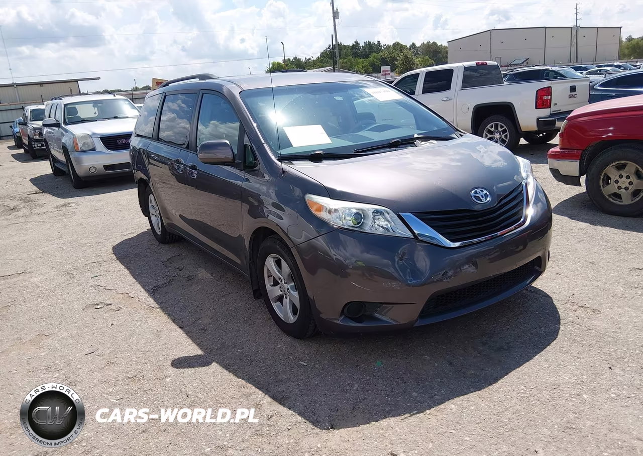 2012 Toyota Sienna Le V6 8 Passenger