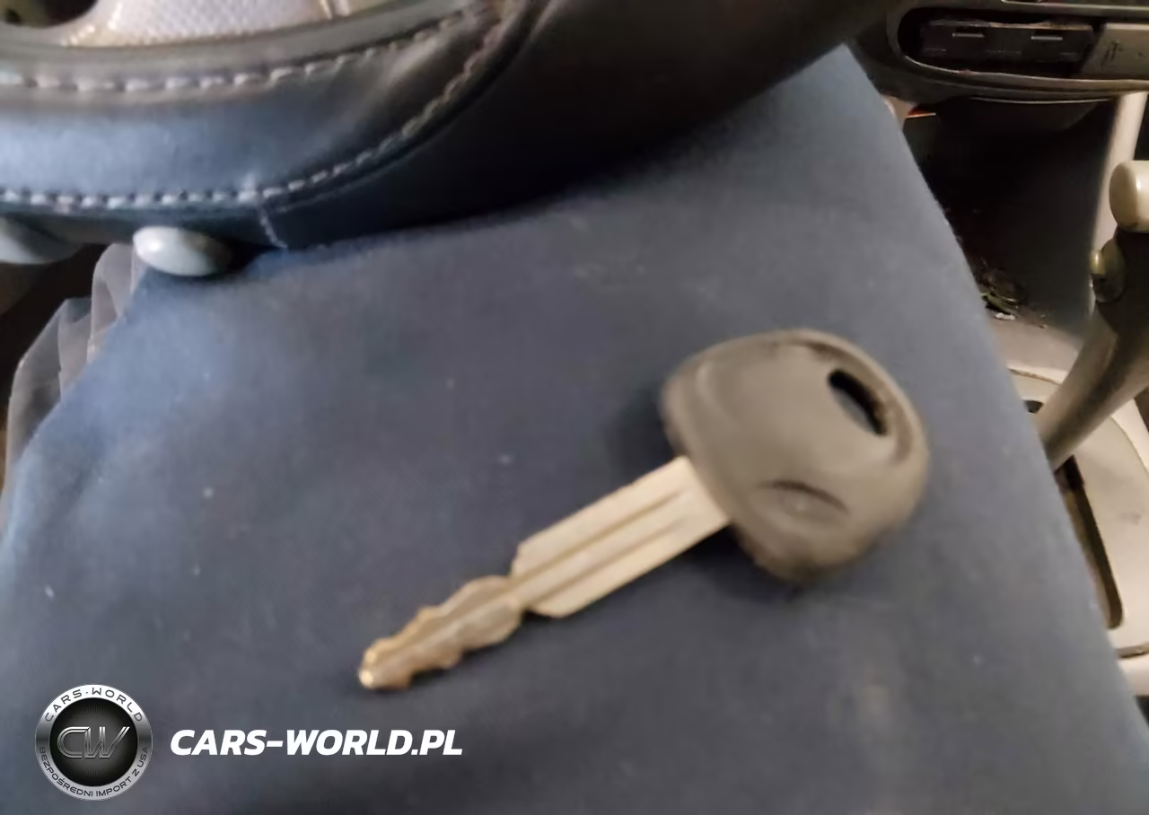 2005 Hyundai Accent Gls VIN:KMHCG45CX5U656883 - 11