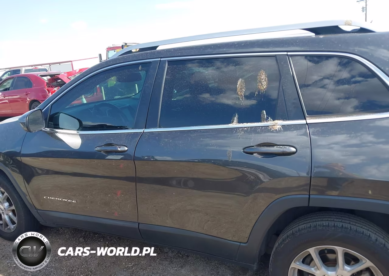 2015 Jeep Cherokee Latitude VIN:1C4PJLCB4FW554061 - 14