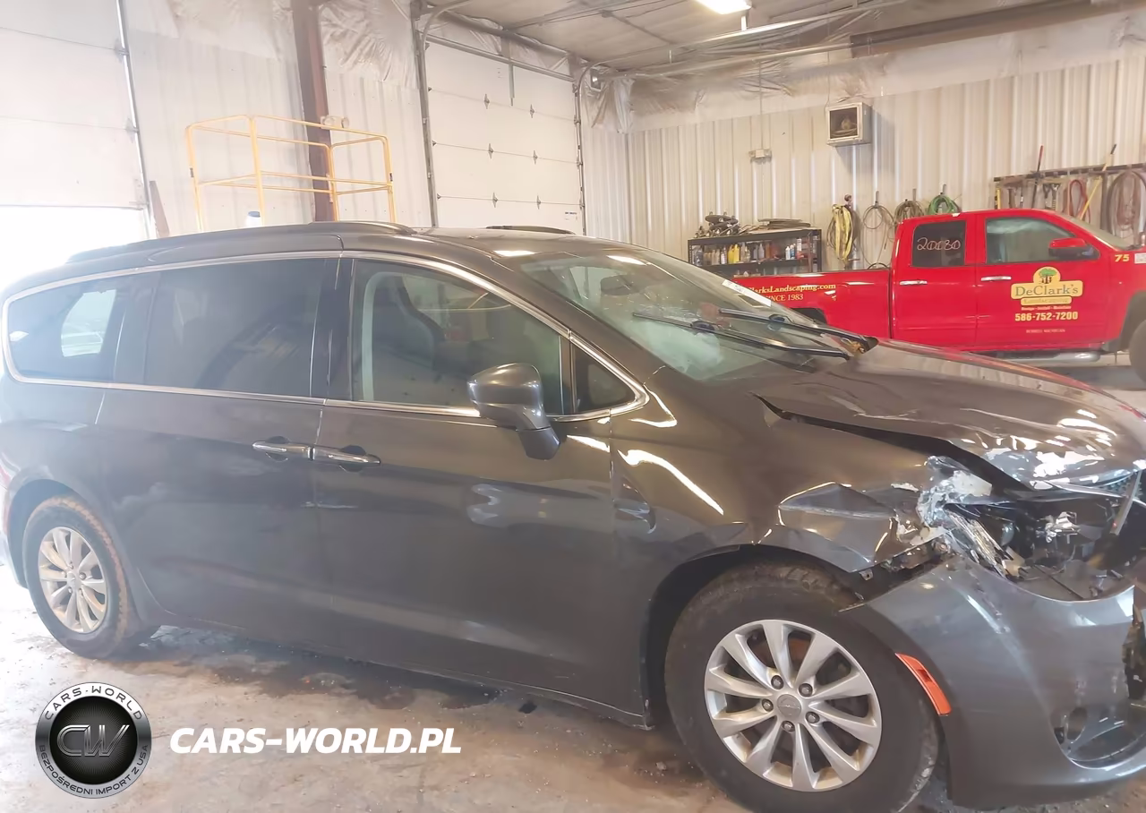 2019 Chrysler Pacifica Touring Plus VIN:2C4RC1FG6KR559442 - 13