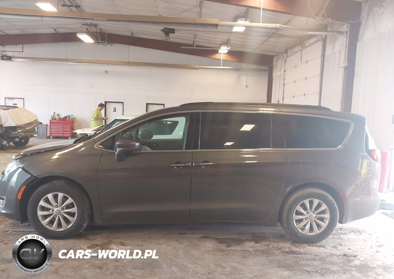 2019 Chrysler Pacifica Touring Plus VIN:2C4RC1FG6KR559442 - 14