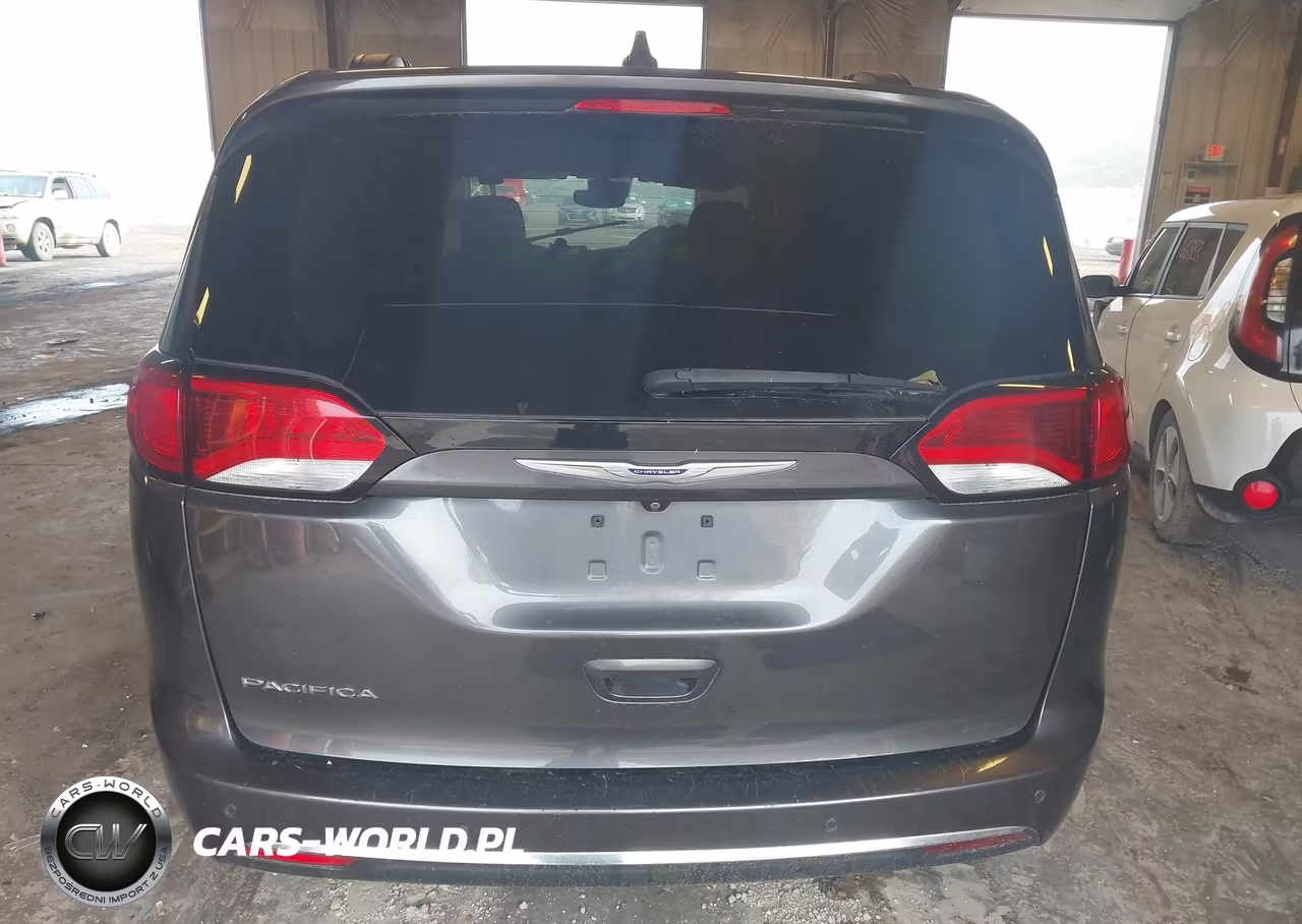 2019 Chrysler Pacifica Touring Plus VIN:2C4RC1FG6KR559442 - 16