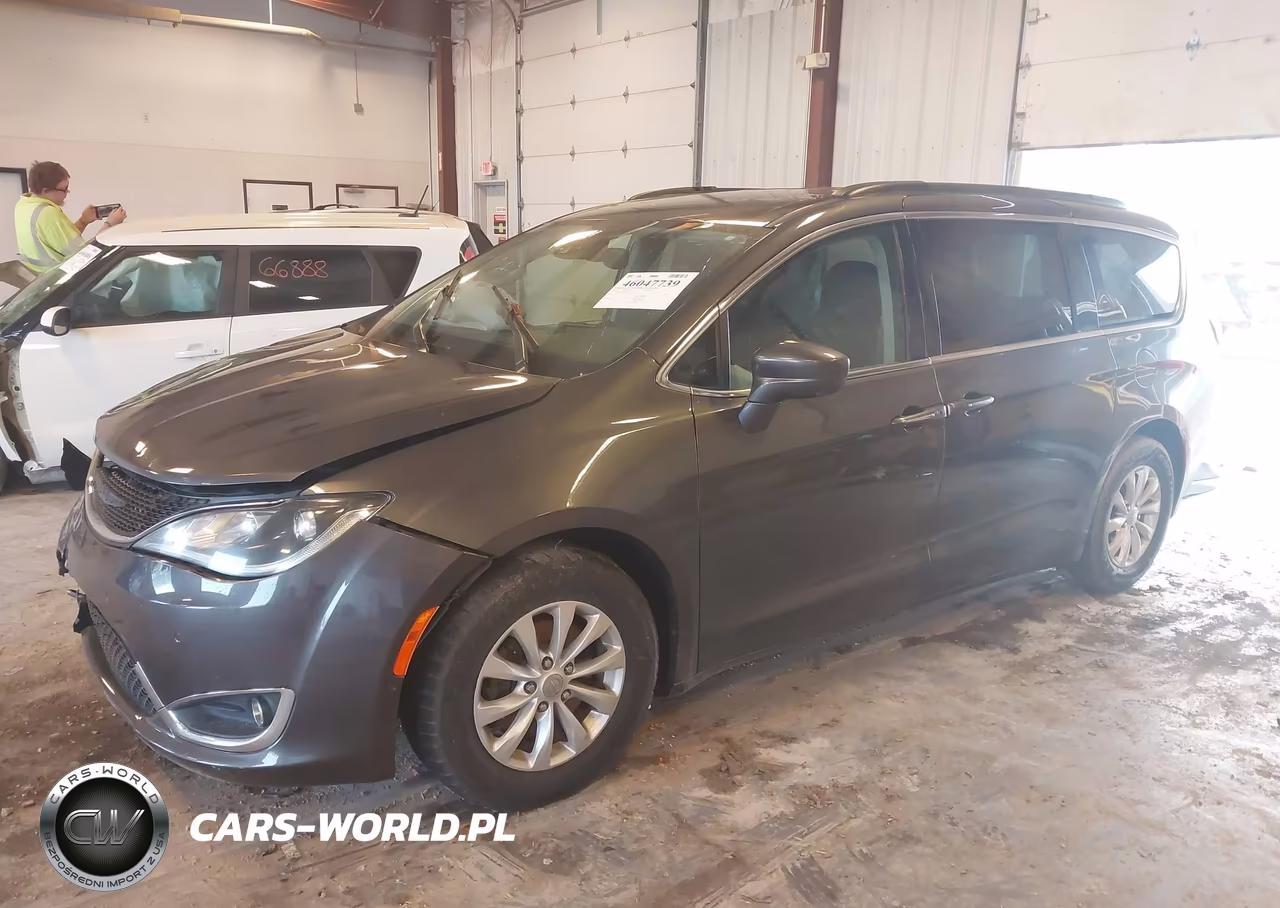 2019 Chrysler Pacifica Touring Plus VIN:2C4RC1FG6KR559442 - 2