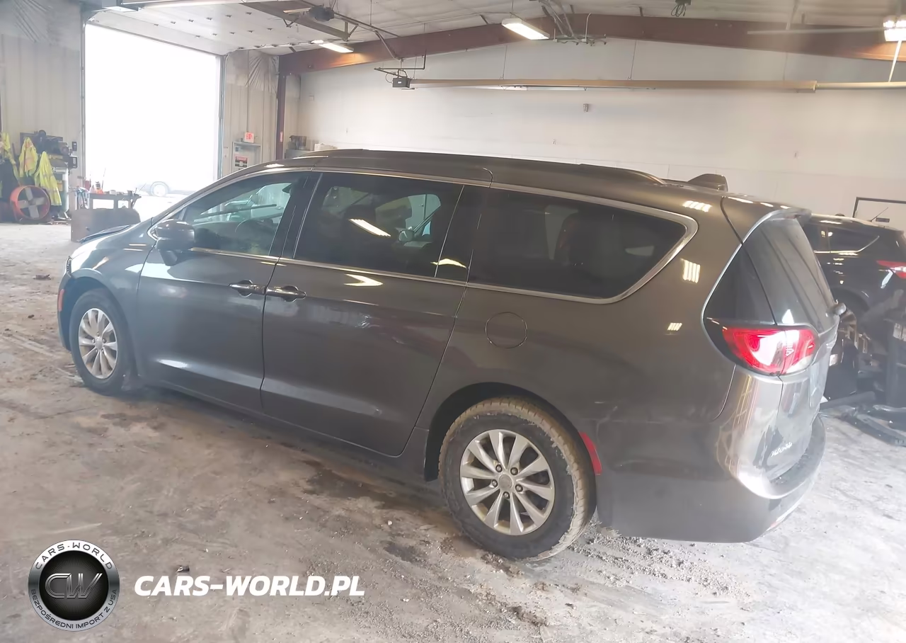 2019 Chrysler Pacifica Touring Plus VIN:2C4RC1FG6KR559442 - 3