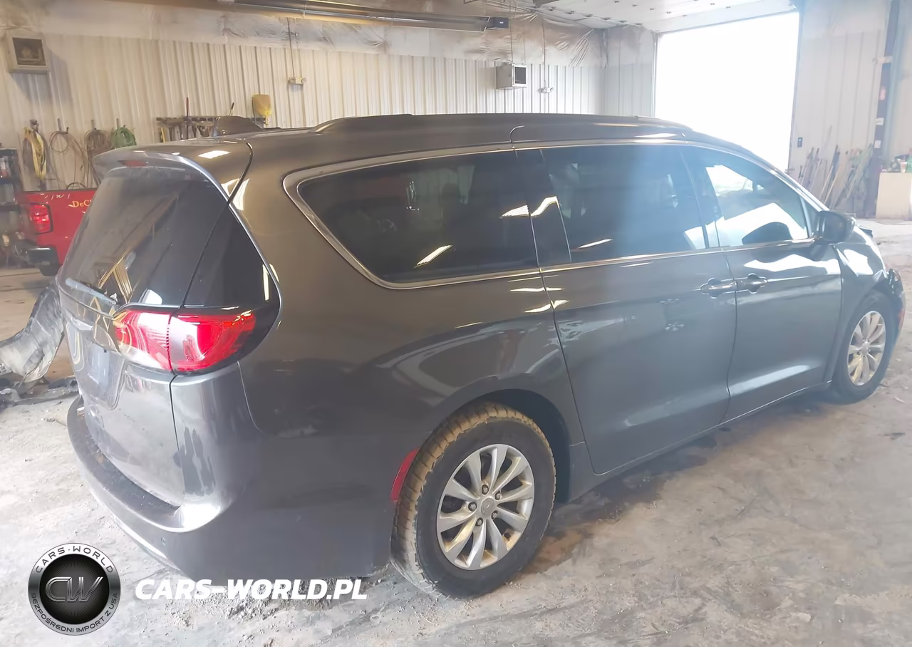2019 Chrysler Pacifica Touring Plus VIN:2C4RC1FG6KR559442 - 4