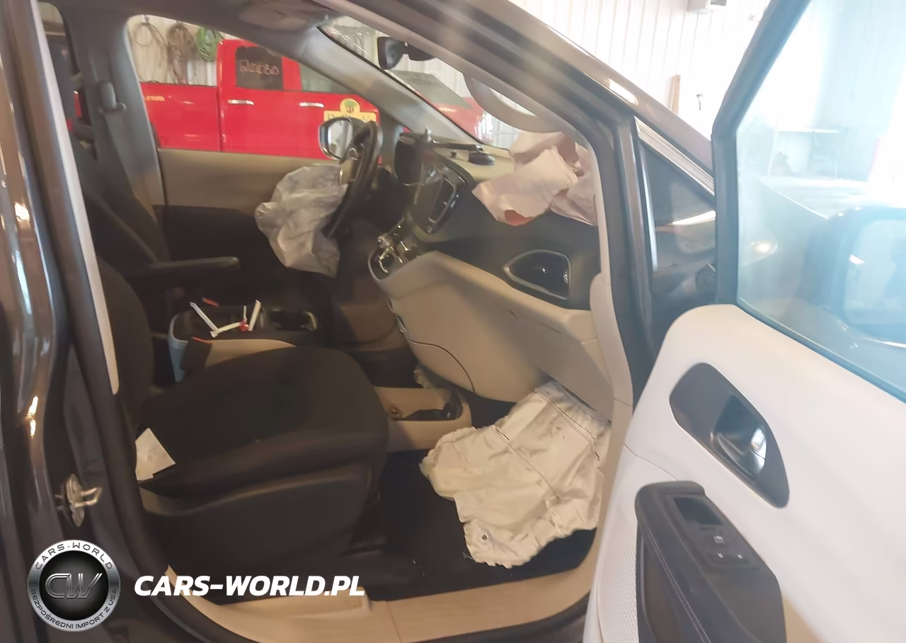 2019 Chrysler Pacifica Touring Plus VIN:2C4RC1FG6KR559442 - 5