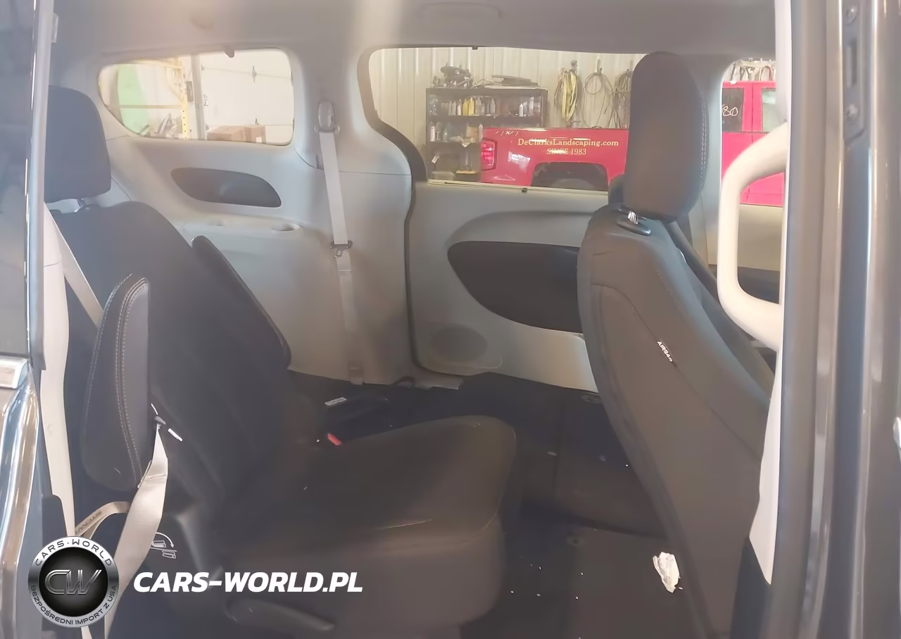 2019 Chrysler Pacifica Touring Plus VIN:2C4RC1FG6KR559442 - 8