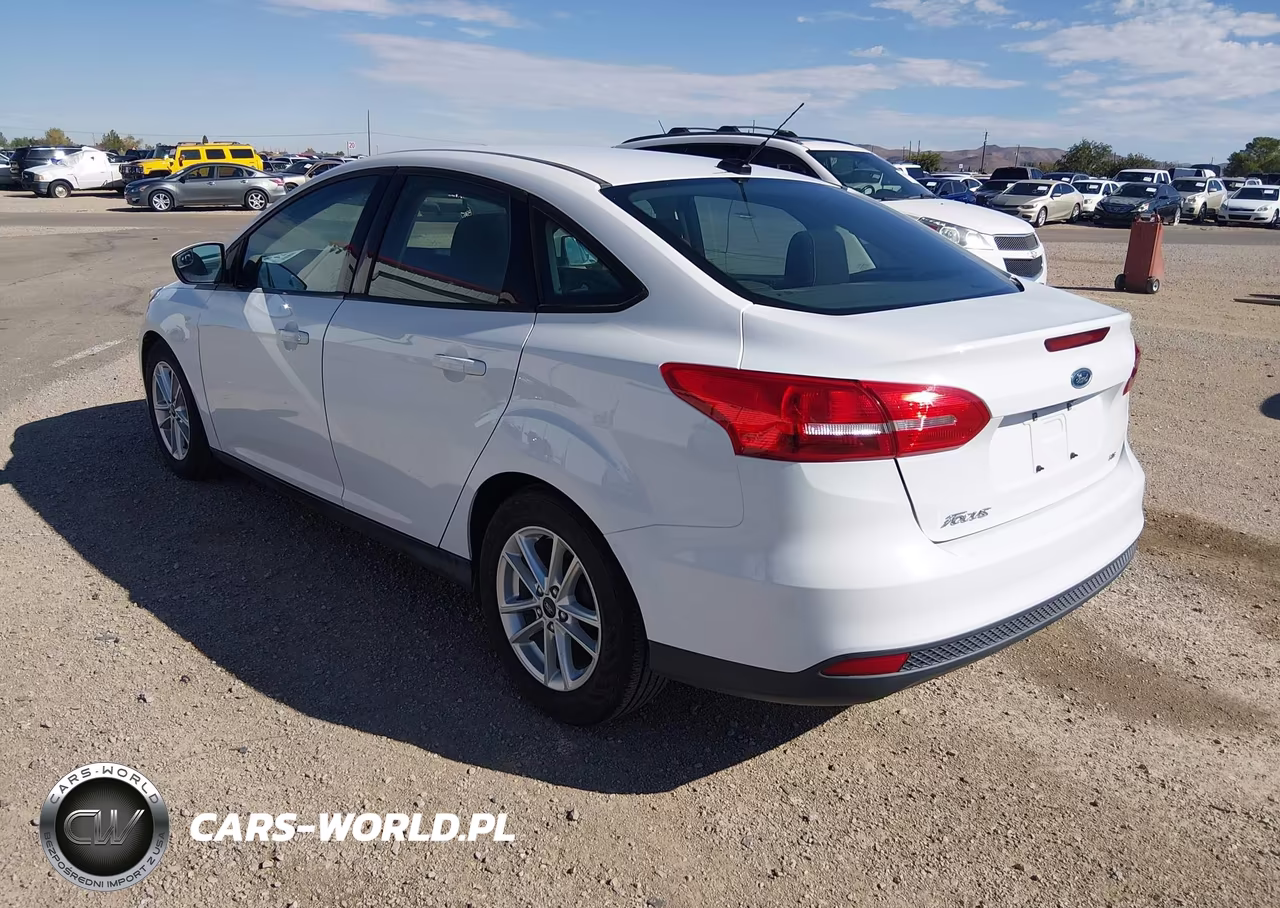 2018 Ford Focus Se VIN:1FADP3F26JL328634 - 3