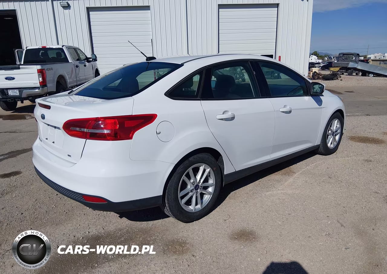 2018 Ford Focus Se VIN:1FADP3F26JL328634 - 4