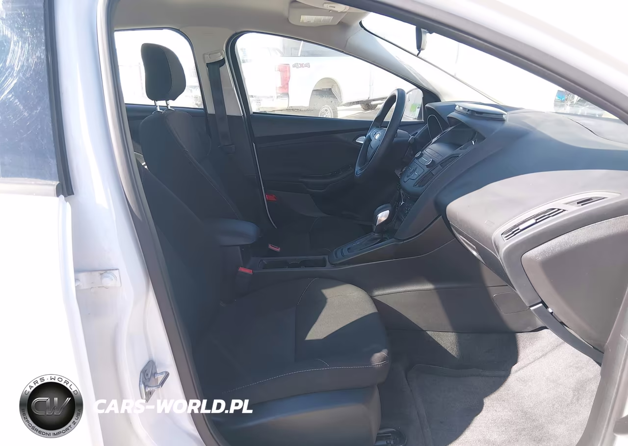 2018 Ford Focus Se VIN:1FADP3F26JL328634 - 5