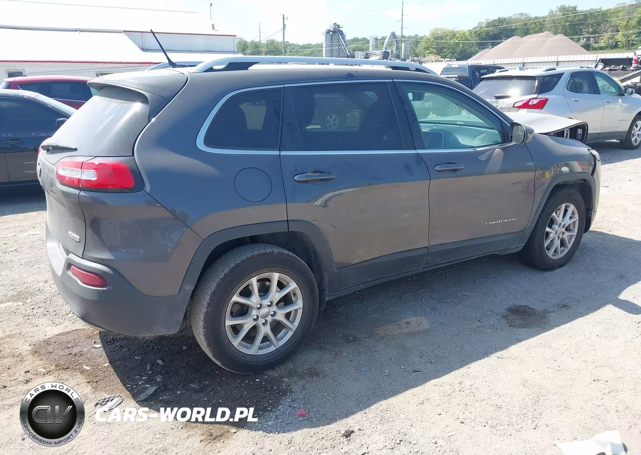2015 Jeep Cherokee Latitude VIN:1C4PJMCSXFW745022 - 4