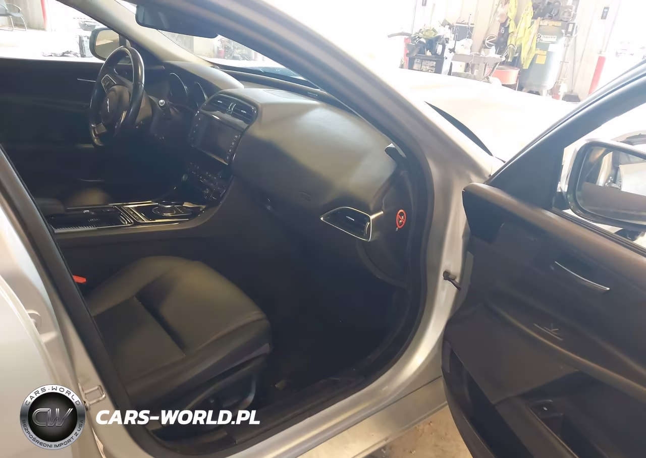 2018 Jaguar Xe 25T Premium VIN:SAJAJ4FX2JCP24853 - 5