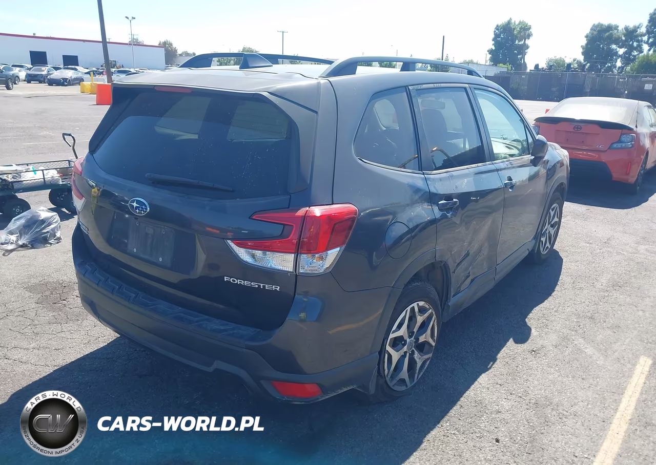 2019 Subaru Forester Premium VIN:JF2SKAGC6KH586556 - 4