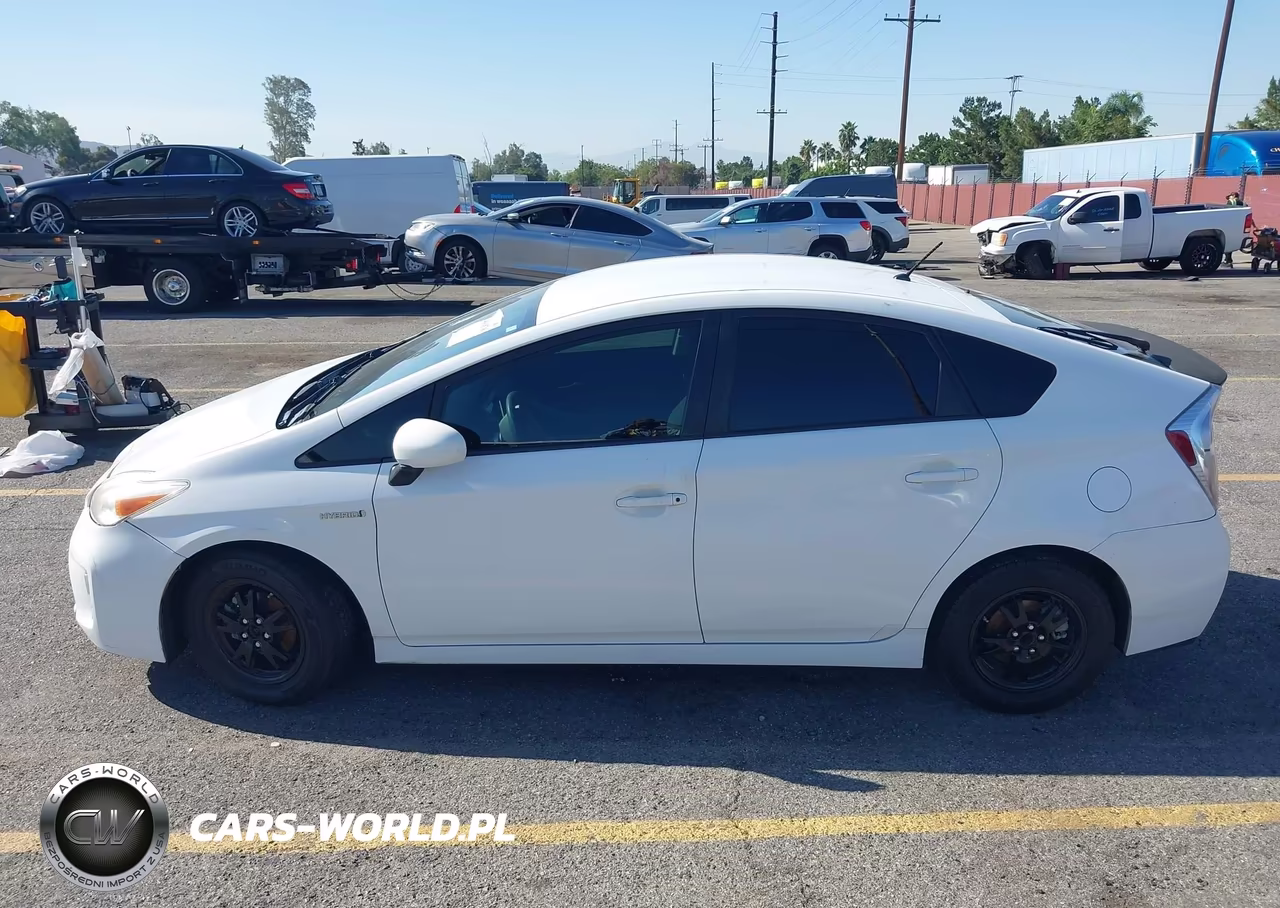 2013 Toyota Prius Two VIN:JTDKN3DU7D5602590 - 14