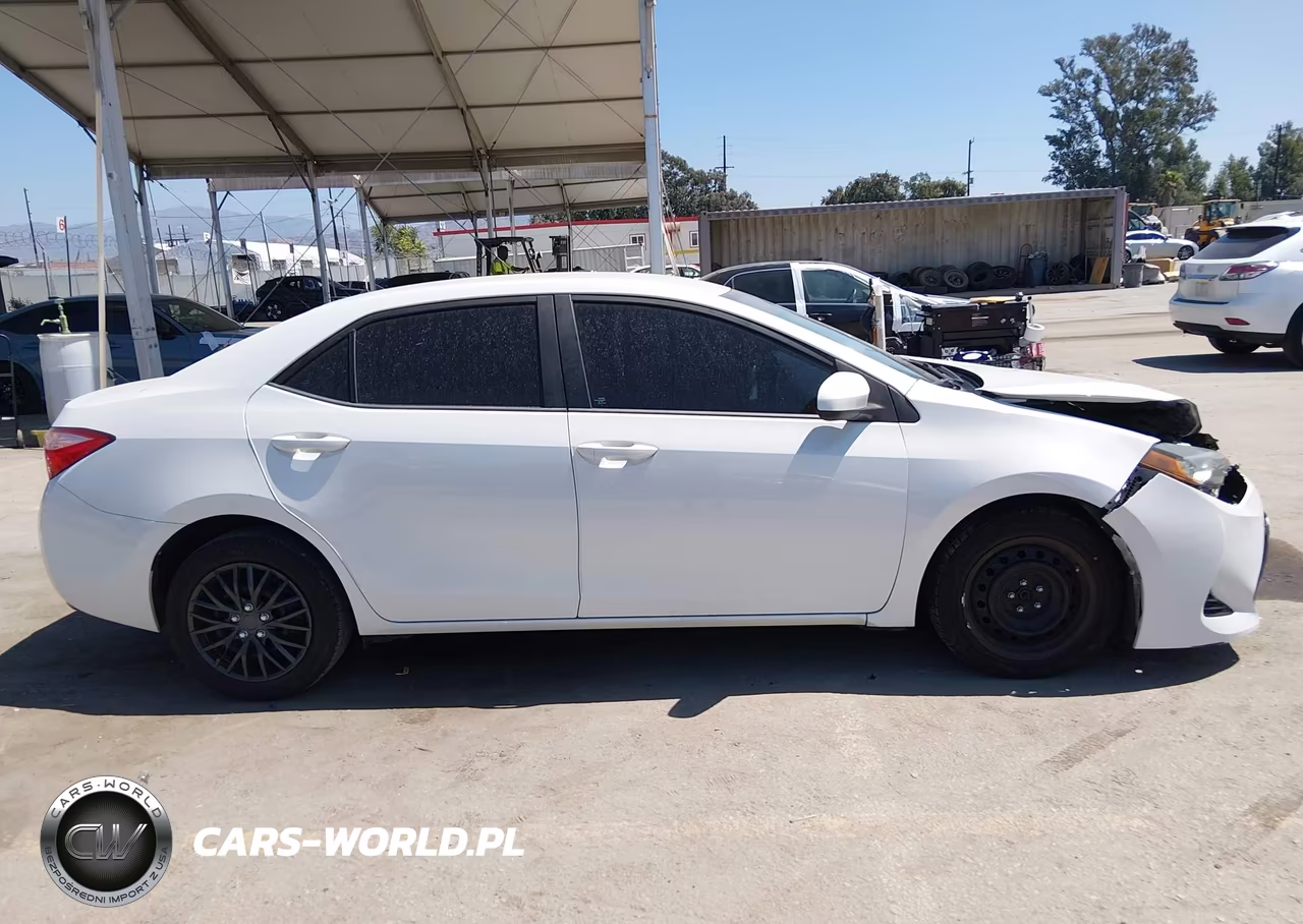 2018 Toyota Corolla Le VIN:5YFBURHE9JP742826 - 13