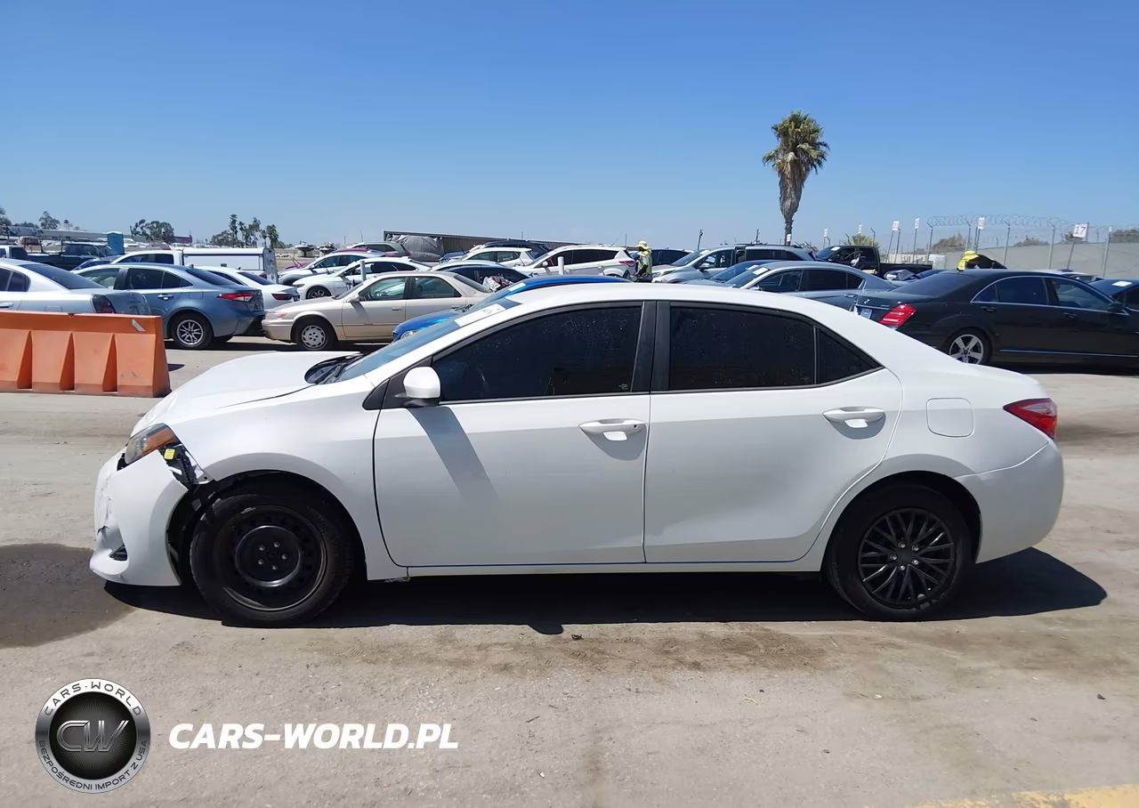 2018 Toyota Corolla Le VIN:5YFBURHE9JP742826 - 14