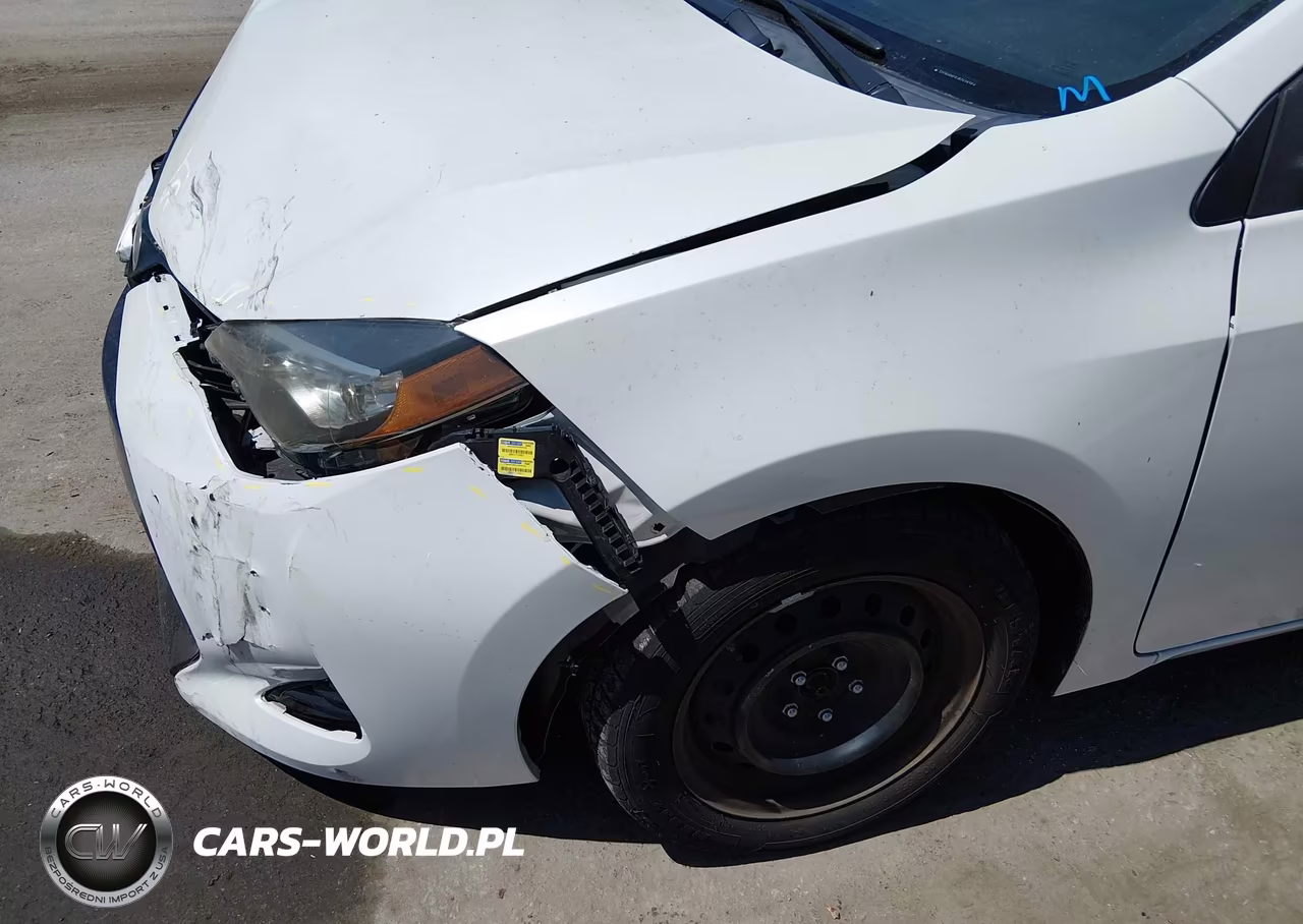 2018 Toyota Corolla Le VIN:5YFBURHE9JP742826 - 17
