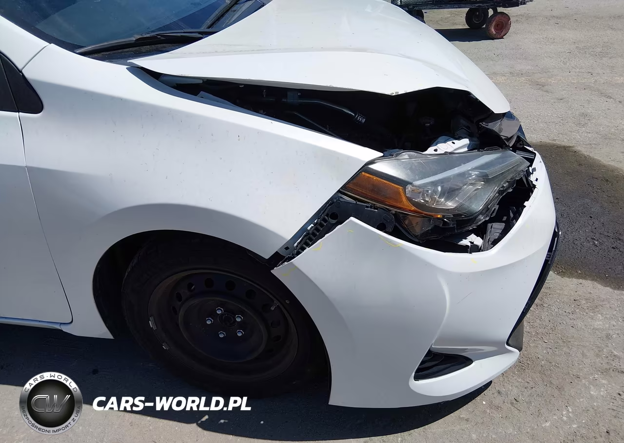 2018 Toyota Corolla Le VIN:5YFBURHE9JP742826 - 18