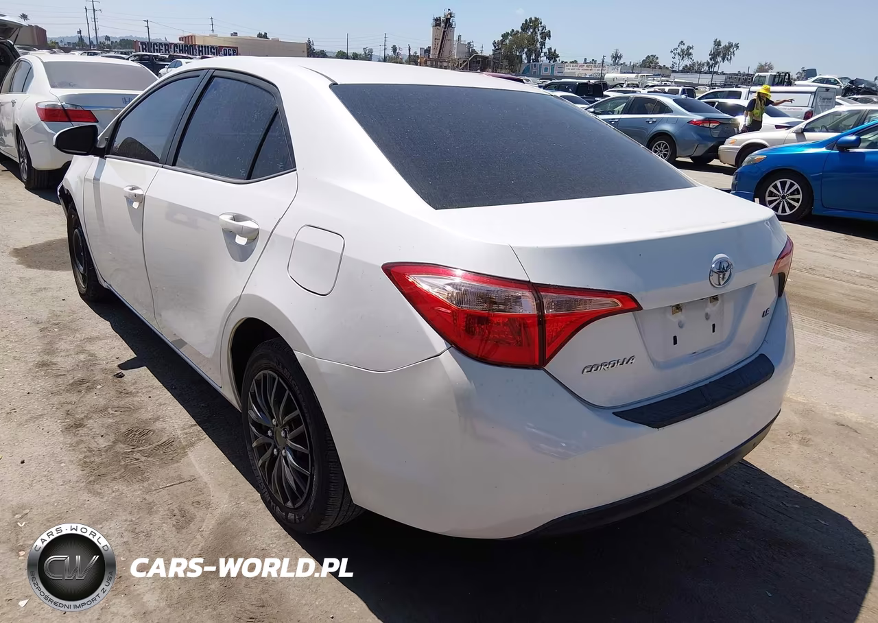 2018 Toyota Corolla Le VIN:5YFBURHE9JP742826 - 3