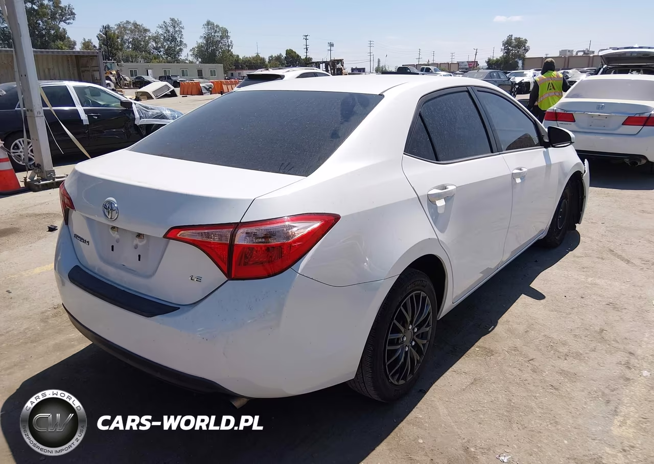 2018 Toyota Corolla Le VIN:5YFBURHE9JP742826 - 4