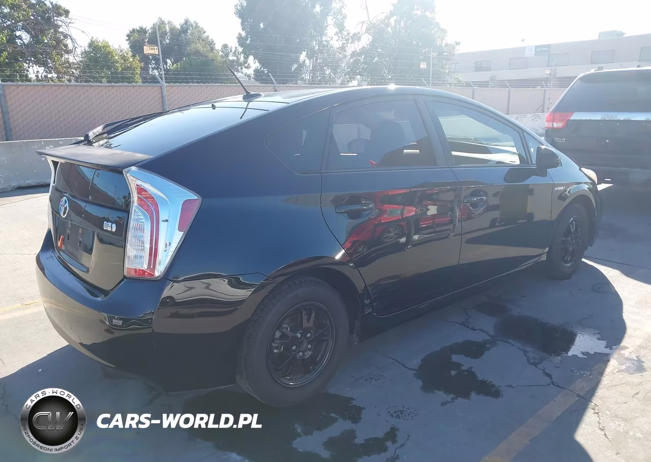 2014 Toyota Prius Three VIN:JTDKN3DU5E1738497 - 4