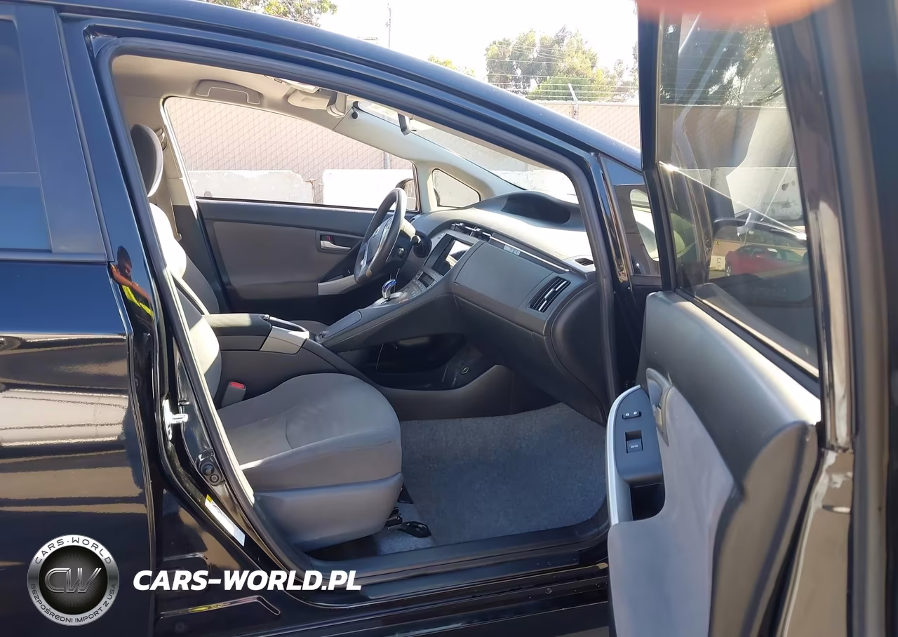 2014 Toyota Prius Three VIN:JTDKN3DU5E1738497 - 5