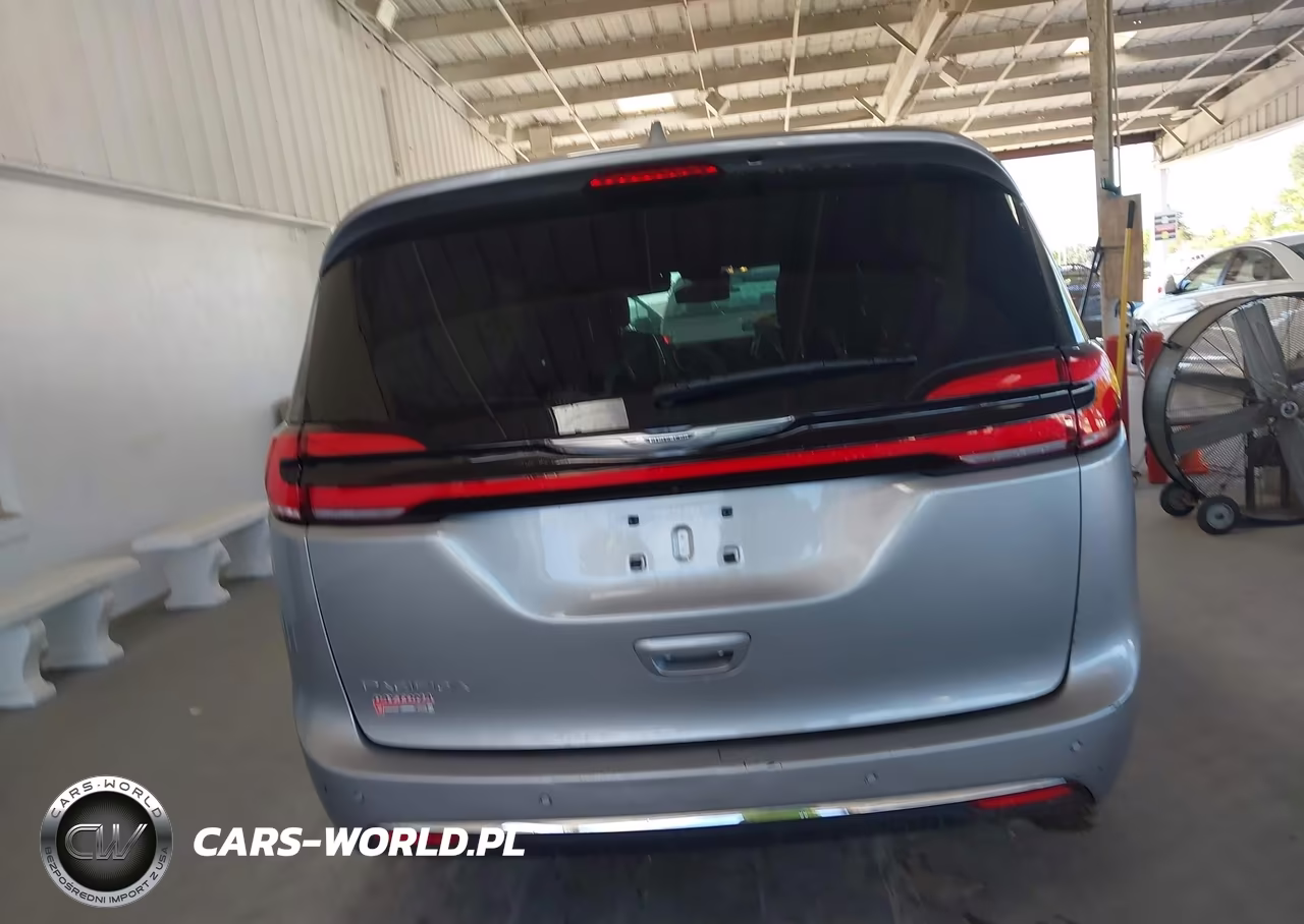 2021 Chrysler Pacifica Touring L VIN:2C4RC1BG5MR576239 - 16