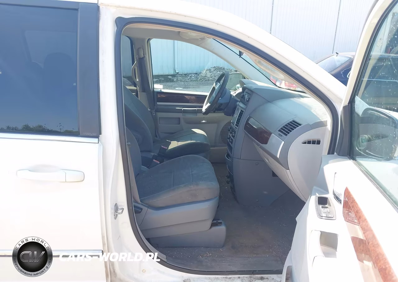 2010 Chrysler Town & Country Touring VIN:2A4RR5D13AR232249 - 5