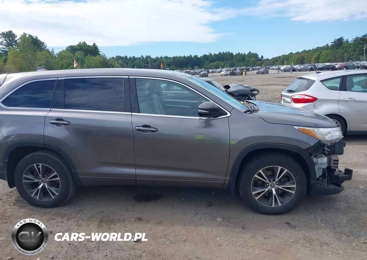 2018 Toyota Highlander Le Plus VIN:5TDBZRFH2JS866295 - 13