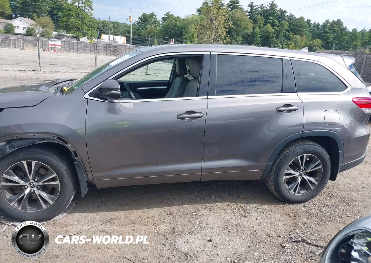 2018 Toyota Highlander Le Plus VIN:5TDBZRFH2JS866295 - 14
