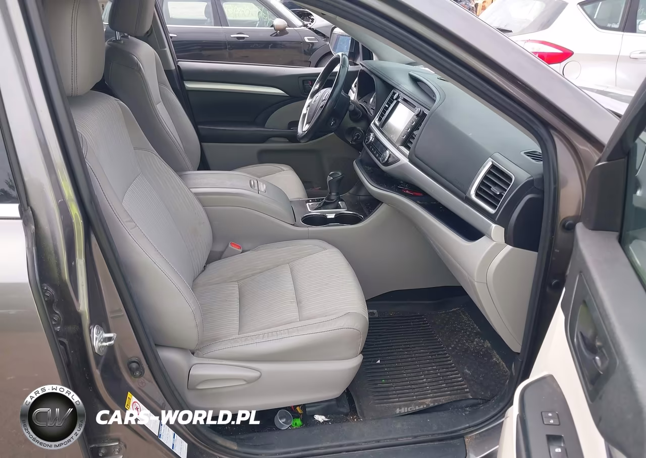 2018 Toyota Highlander Le Plus VIN:5TDBZRFH2JS866295 - 5