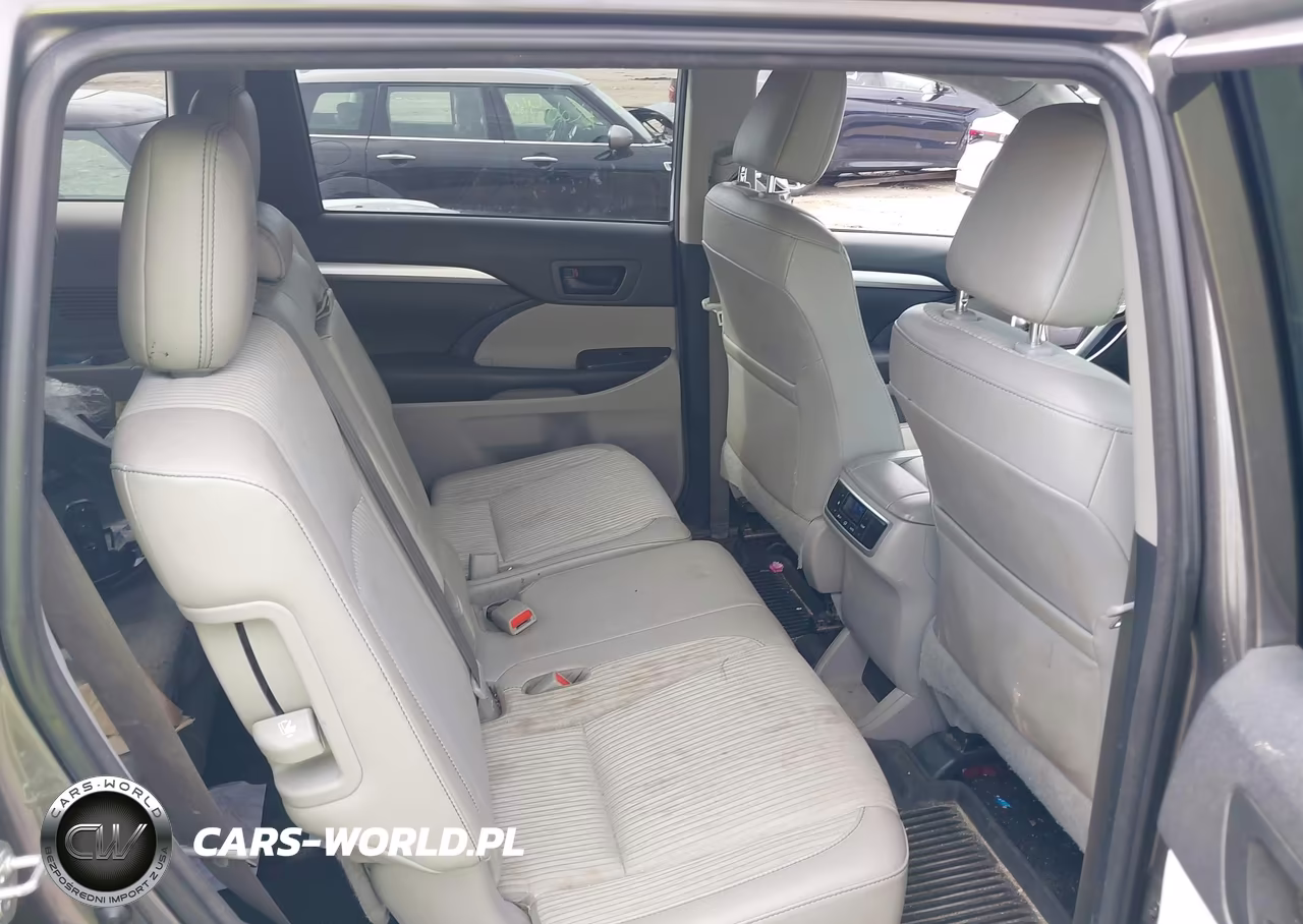 2018 Toyota Highlander Le Plus VIN:5TDBZRFH2JS866295 - 8