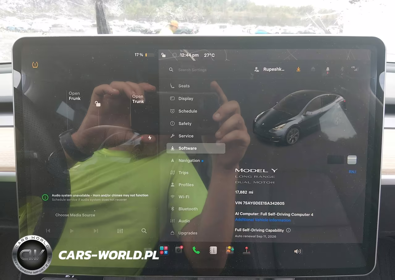 2025 Tesla Model Y Long Range Dual Motor All-Wheel Drive VIN:7SAYGDEE1SA342605 - 18
