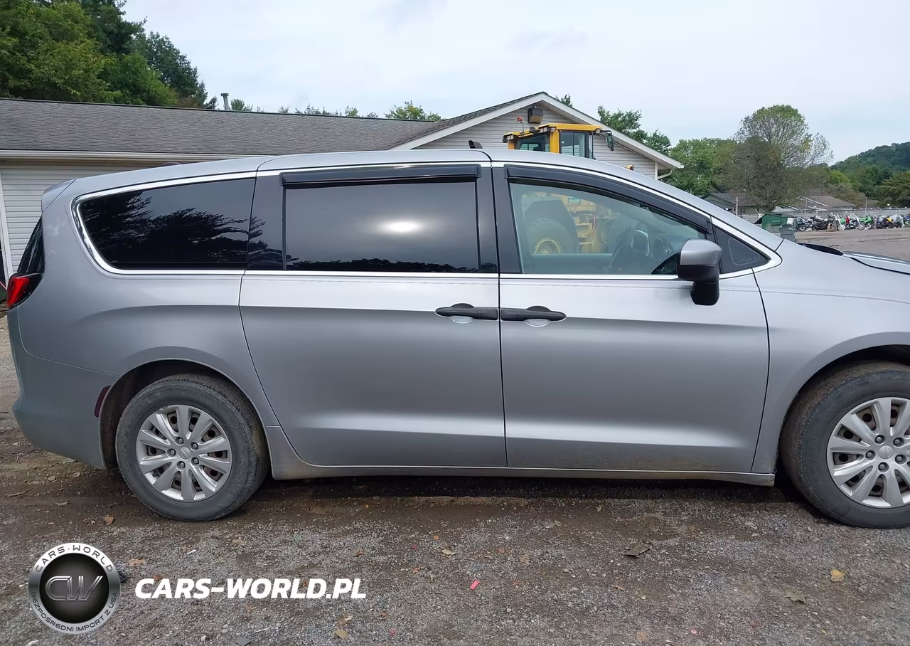 2018 Chrysler Pacifica L VIN:2C4RC1AG0JR275116 - 14