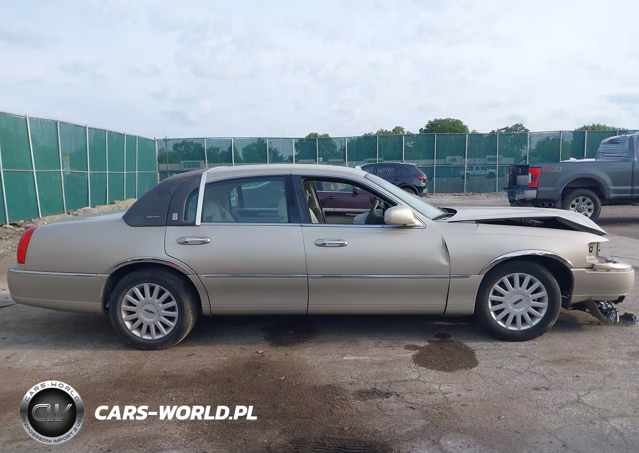2005 Lincoln Town Car Signature VIN:1LNHM81W85Y671137 - 12