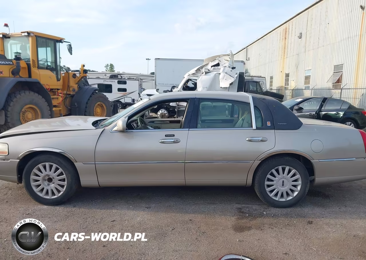 2005 Lincoln Town Car Signature VIN:1LNHM81W85Y671137 - 13