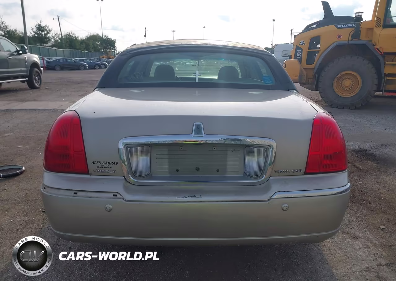 2005 Lincoln Town Car Signature VIN:1LNHM81W85Y671137 - 15