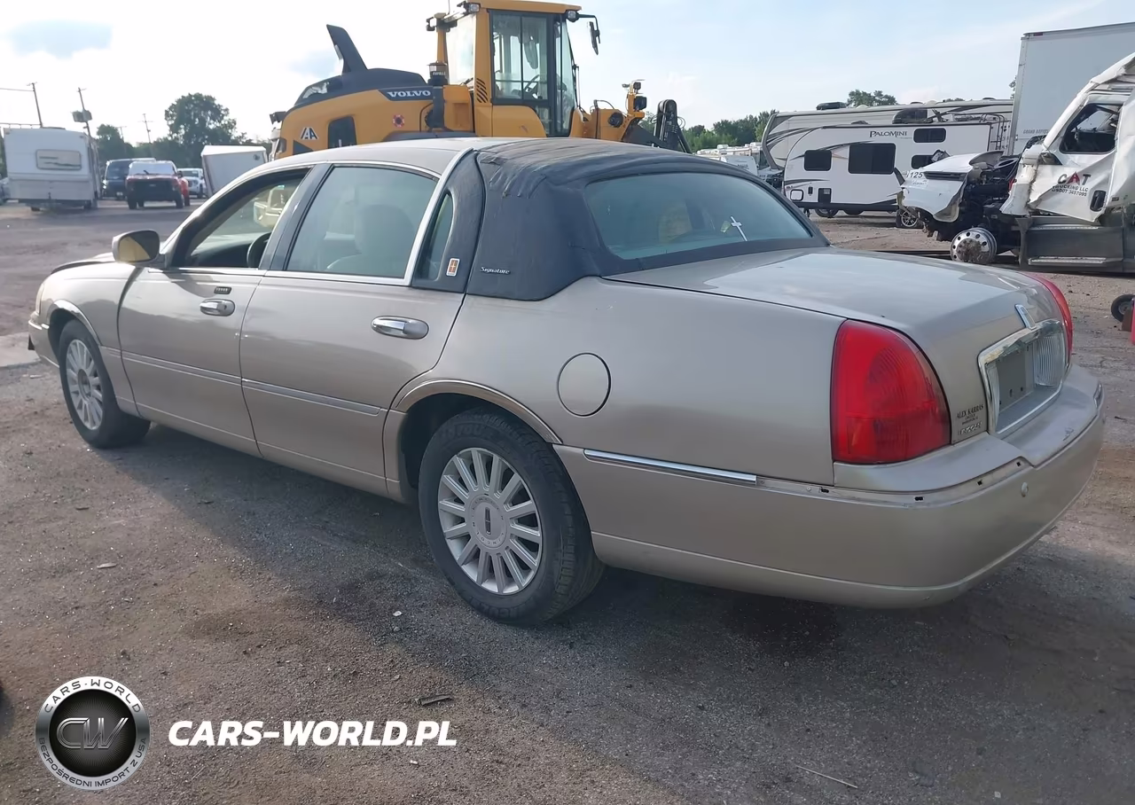 2005 Lincoln Town Car Signature VIN:1LNHM81W85Y671137 - 3