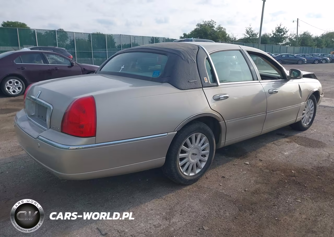2005 Lincoln Town Car Signature VIN:1LNHM81W85Y671137 - 4